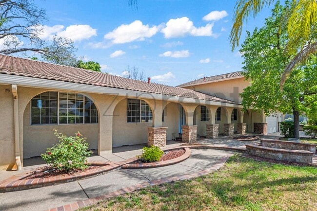 Photo - 1400 Arkell Rd