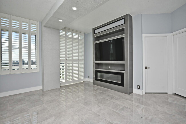 Living Room with sliding door to balcony - 400 E Colonial Dr Condominio