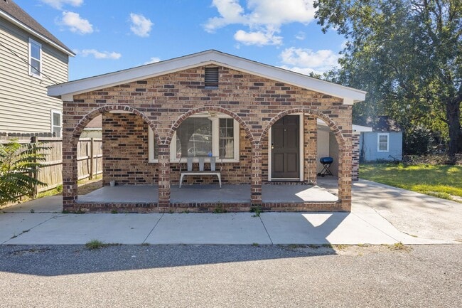 Building Photo - Charming Single-Family Home