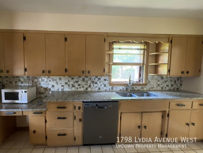 Photo - 1798 Lydia Ave W