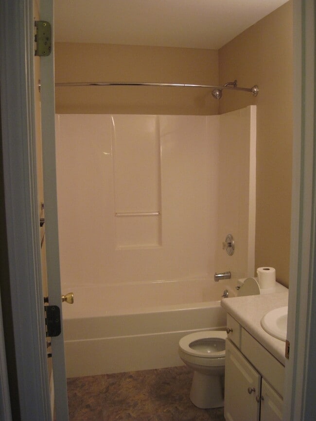 Upstairs full bath - 121B Heatherbrook Ct