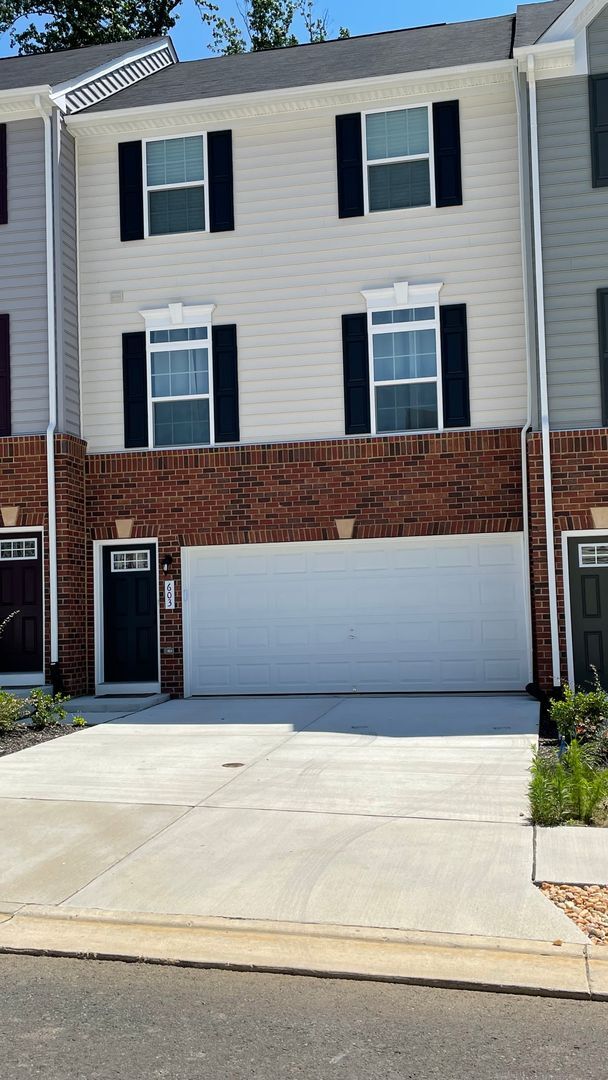 Stafford Townhouse with Garage - Stafford Townhouse with Garage