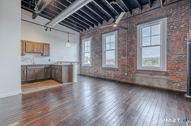 Building Photo - 424 Main St Unit J