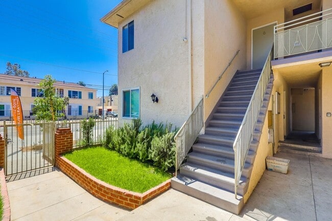 Photo - Classic Courtyard Building on Venice Blvd ...