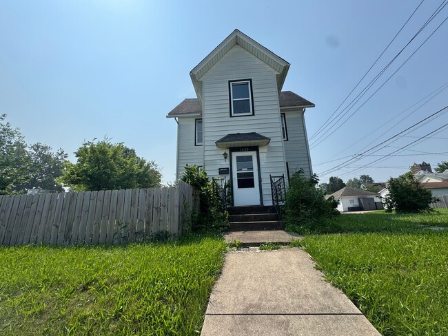 Building Photo - 3 Bed, 1.5 Bath Home with Huge Yard, Deck ...