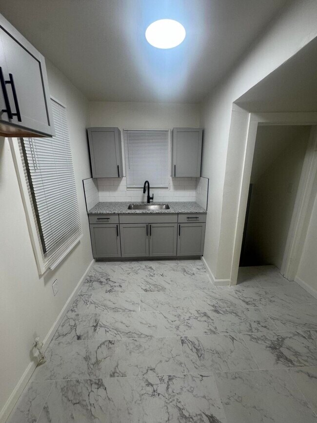 Photo - 16515 Log Cabin St