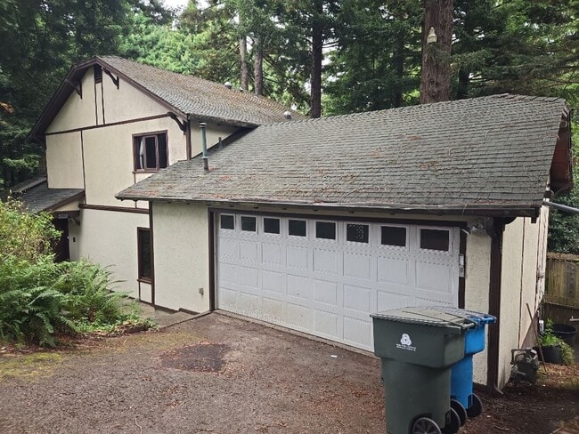Pet Friendly! Redwood views! 3-bedroom hom... - Pet Friendly! Redwood views! 3-bedroom hom... House