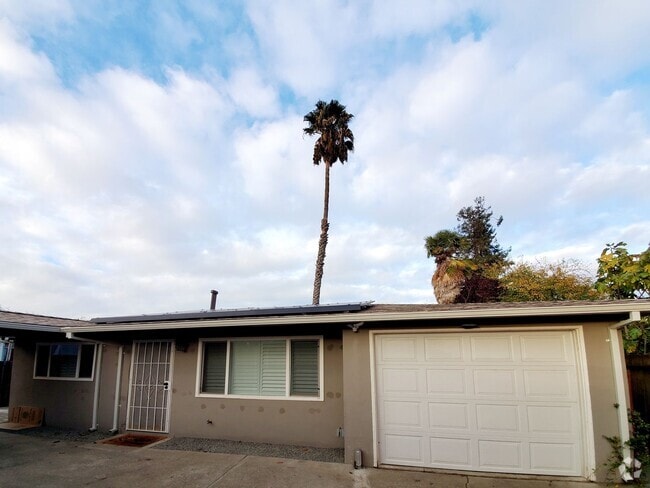 Building Photo - 2 bedroom home with garage, solar power, A...