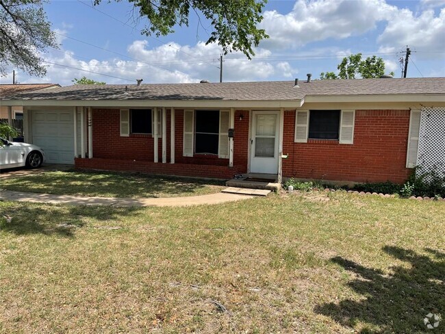 Building Photo - 7009 Twin Crest Dr Rental