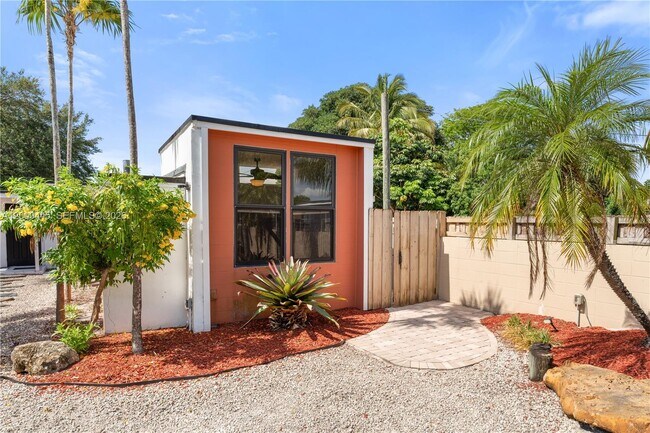 Building Photo - 2618 Monroe St Unit B