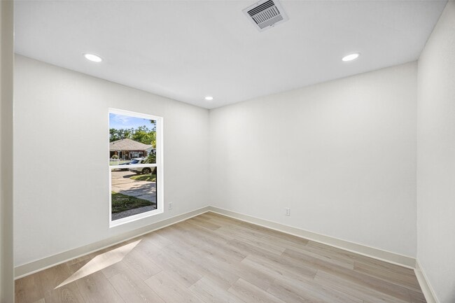 Photo - 1230 W Donovan St