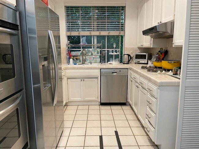 Kitchen - 1375 Kelton Ave Unit 203