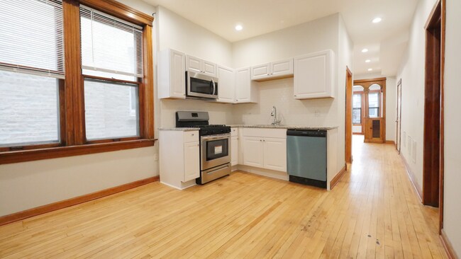 Building Photo - 1422 N Maplewood Ave Unit 2F