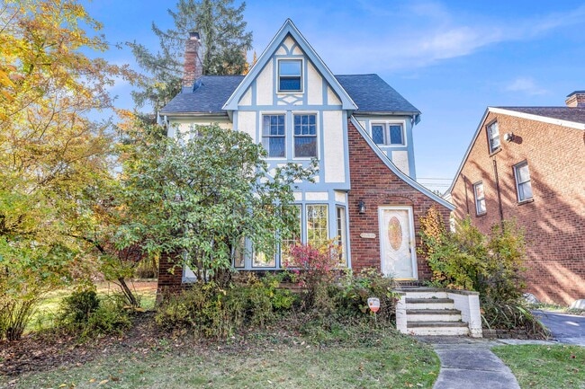 Building Photo - Spacious 4-Bedroom Cleveland Heights Home with Central Air & 2-Car Garage