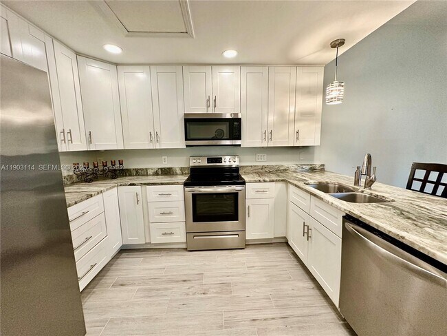 Building Photo - 6300 Royal Woods Dr