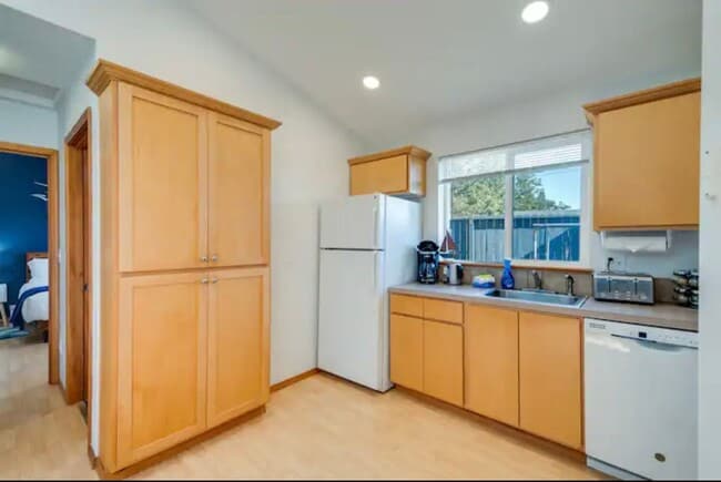 Building Photo - 1030 Mt Olympus Ave SE Unit #1 Rental