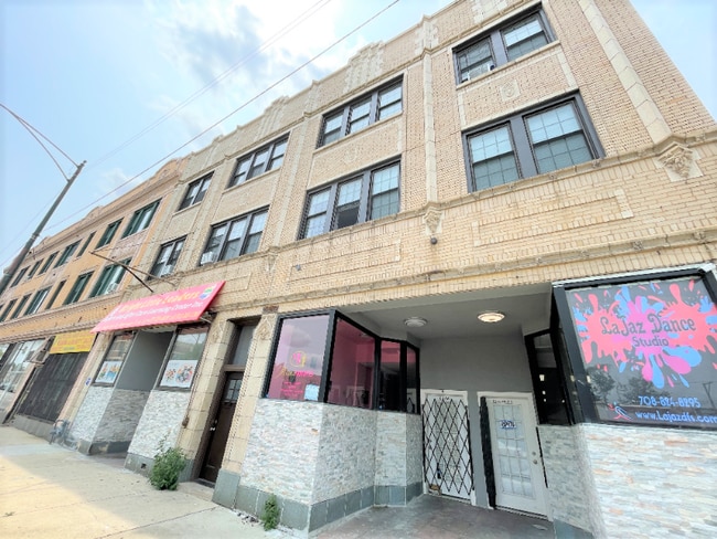 Building Photo - 8246 S Racine Ave Rental