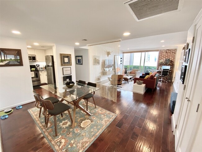 Photo - 2016 Main St Unidad 2105