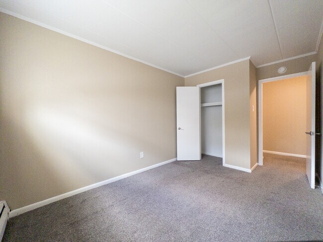 Bedroom | Lincoln Court Apartments