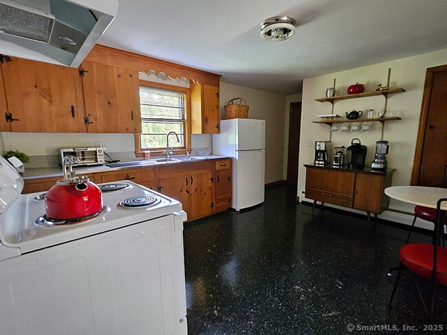 Photo - 839 Litchfield St