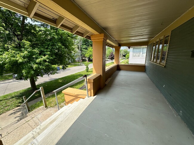 Photo - 1119 Alexander St SE