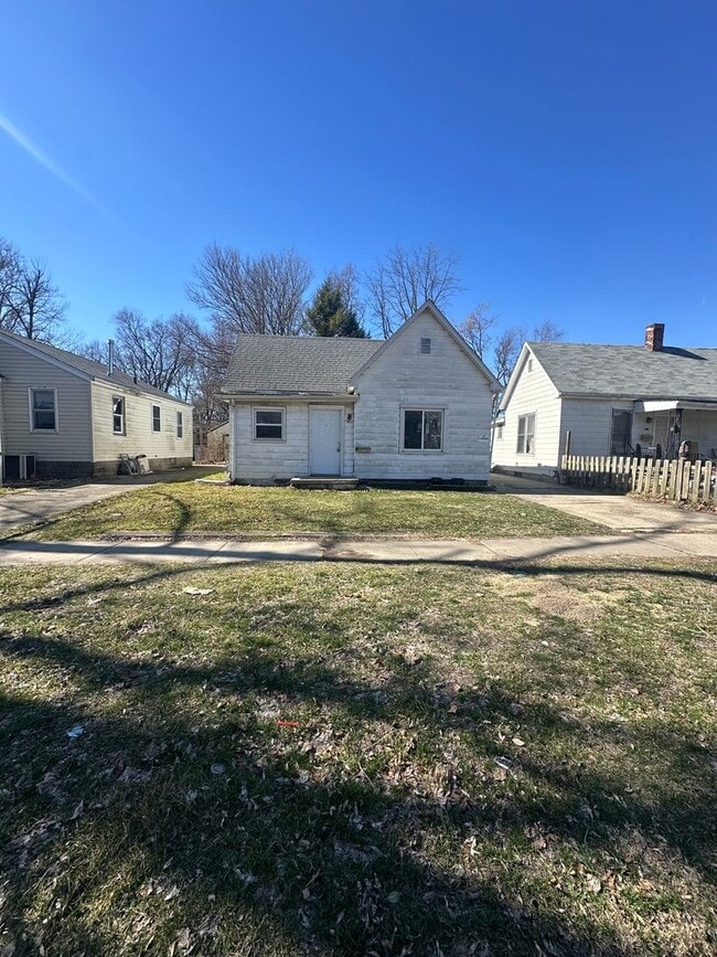 Building Photo - 2 bed 1 bath update home with original har...