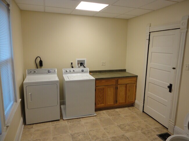 bath/laundry - 359 Kingwood St