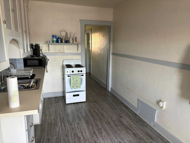 Kitchen (occupied) - 315 W Halliday St Unit 2