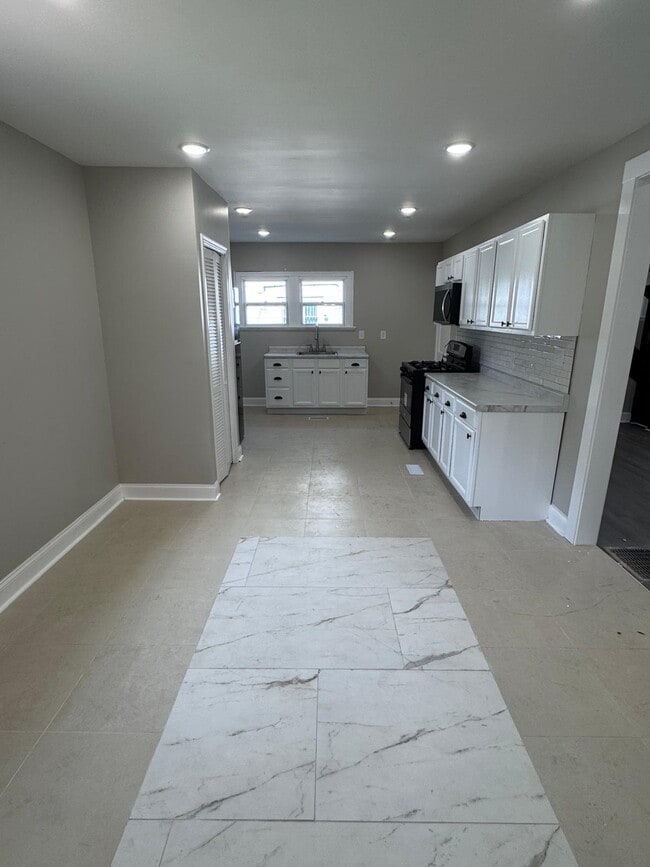 Photo - 445 W 25th St