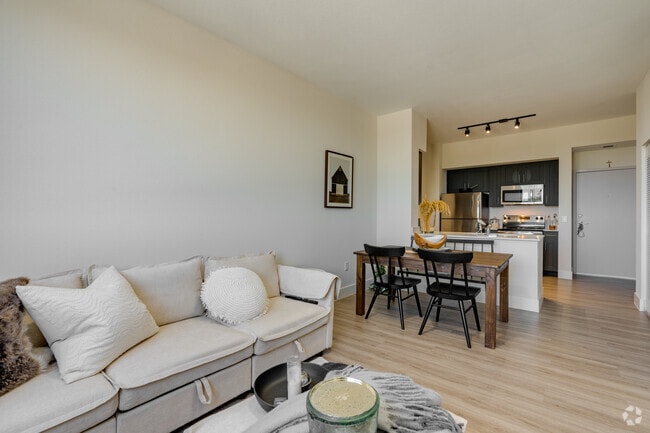 1BR, 1BA - 630SF - Living/Dinning Room