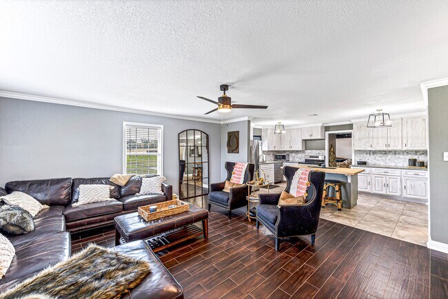 Building Photo - 215 Little Dogie Rd