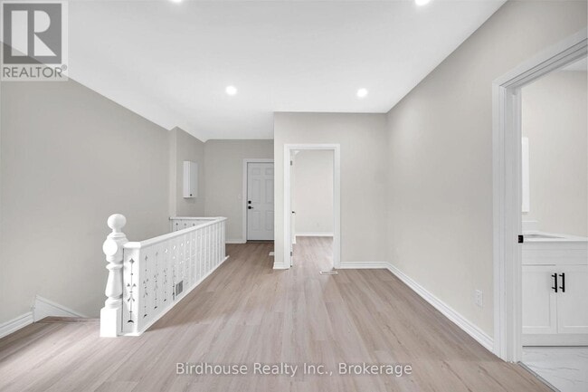 Photo - 108 Lindsay St S