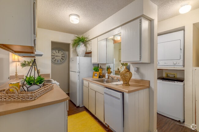 2BR, 1BA - 700SF - Kitchen - Salem Park