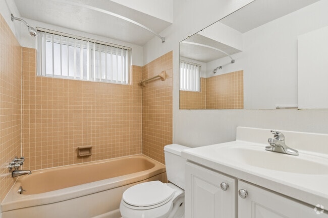 1BR, 1BA - 585SF - Bathroom