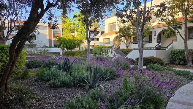 Building Photo - 21620 Burbank Blvd Unit 23