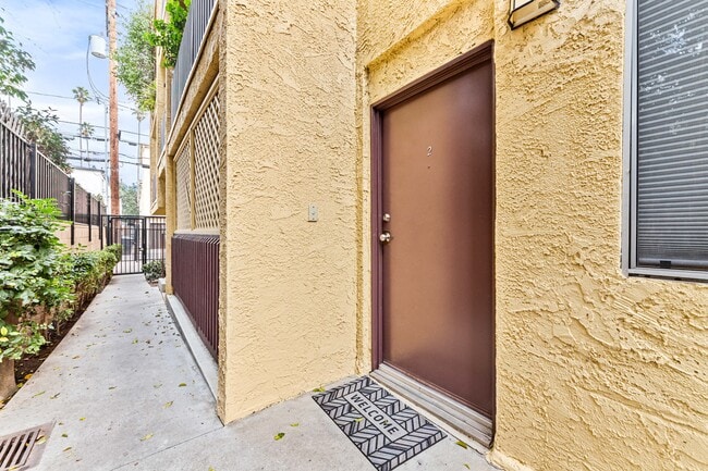 Puerta principal del apartamento - 1143 Lincoln Blvd