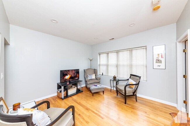 3906 W Belmont Ave Unit 1