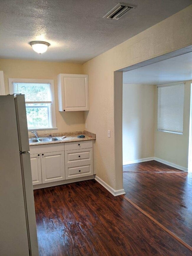Photo - Newly Remodeled! Beautiful 2 bedroom/ 1 bath home / Laundry Room / Car Port