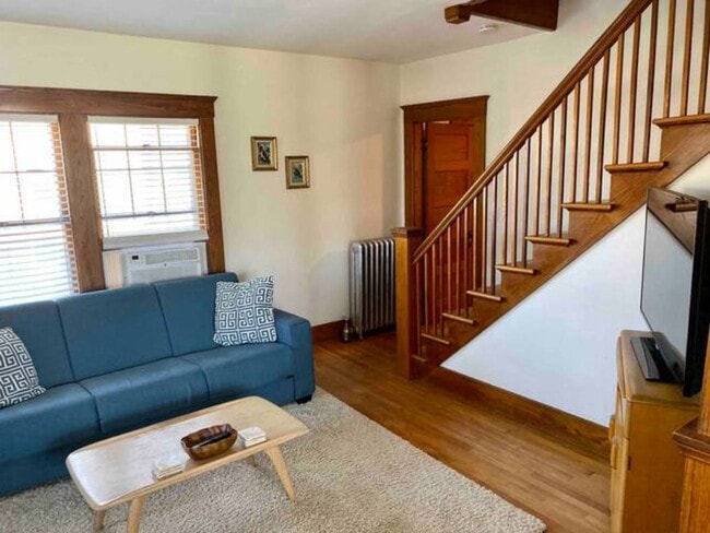 Photo - 319 Bridge St