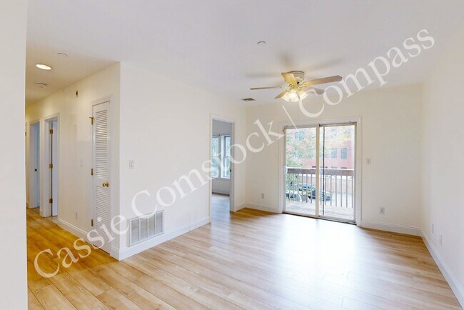 Building Photo - 111 W 8th St Unit 2-10