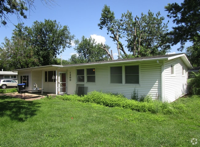 Building Photo - Check out this spacious 3BR home with 2 ca...