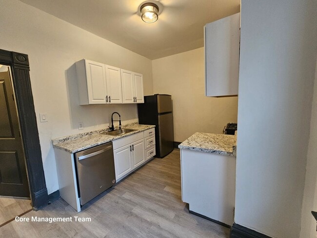 Building Photo - Newly updates 3 bedroom 1 bath apartment f...