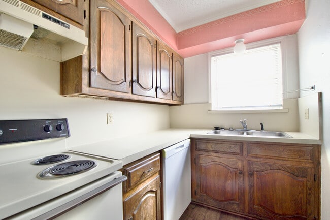 Photo - 806 N 62nd St