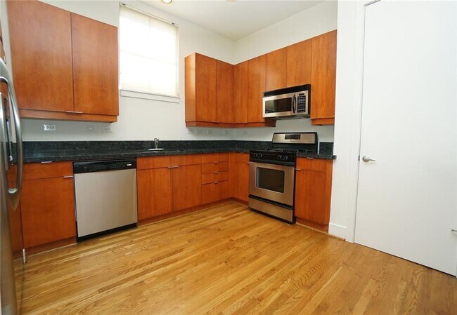 Photo - Stunning Townhouse In A Great Location Near Memorial Park!