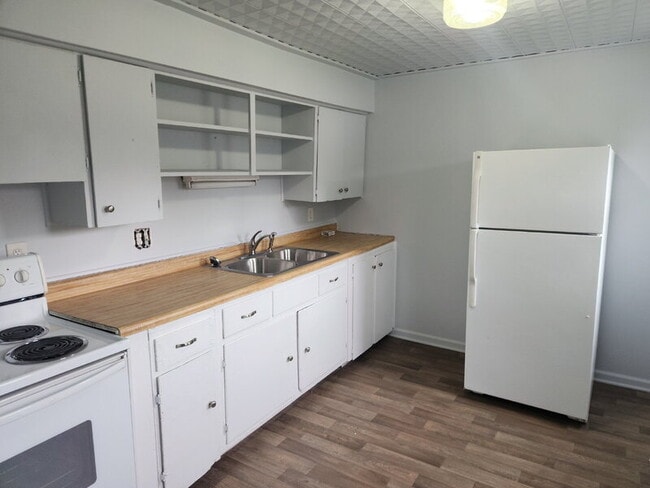 Photo - 2220 E Walnut St Unidad Apt 2