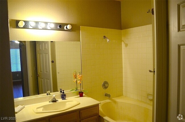 Building Photo - 2975 Bluegrass Ln Unit 824 Rental