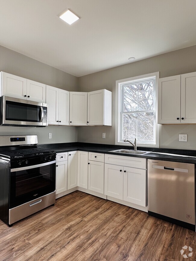 Building Photo - 19 Thompson St Unit C Rental