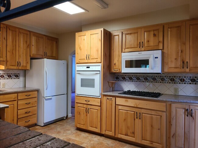 Photo - 4 Bedroom, 2 Bathroom! Lovely Home!