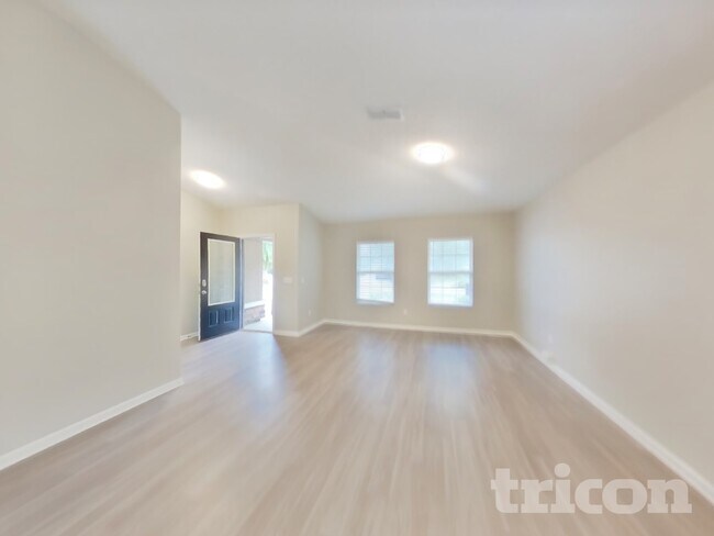 Photo - 621 Birchbark Trail