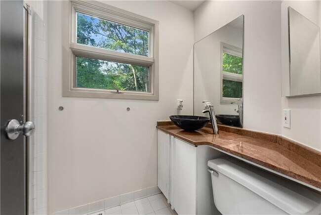 Photo - 335 Eureka Dr NE